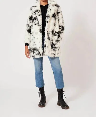 Manoush Hippy Nounours Coat In White/black In Beige