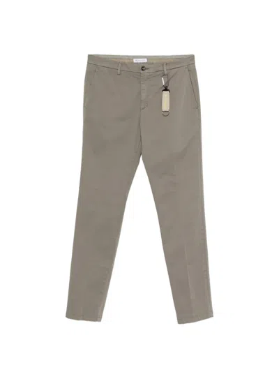 Manuel Ritz Gürtelschlaufenhose Mit Logo-patch In Brown