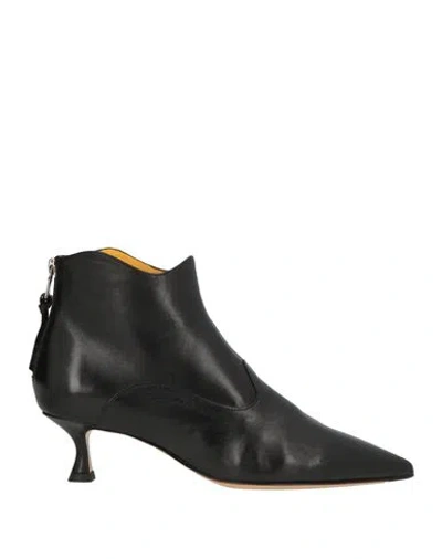Mara Bini Woman Ankle Boots Black Size 6 Leather
