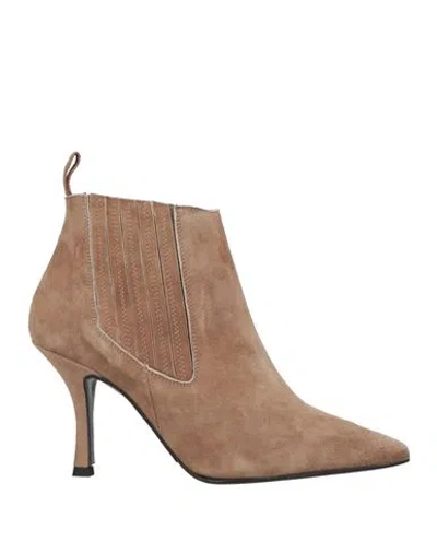 Marc Ellis Woman Ankle Boots Light Brown Size 6 Leather