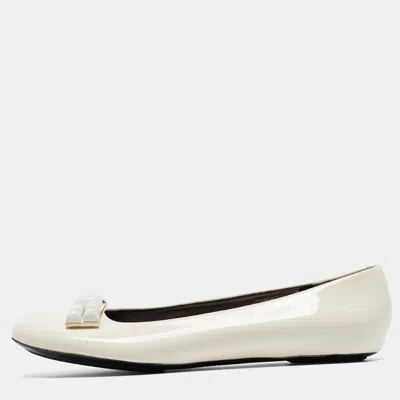 Pre-owned Marc Jacobs Cream Patent Ballet Flats Size 37 In White