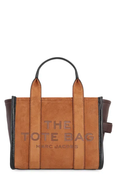 Marc Jacobs La Traduzione Di The Suede Small Tote Bag Dallitaliano Allinglese È The Suede Small Tote Bag. In Brown