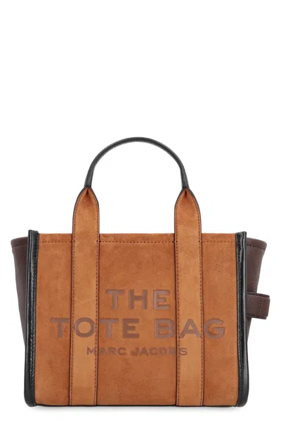 Marc Jacobs La Traduzione Di "the Suede Small Tote Bag" Dall'italiano All'inglese È "the Suede Small Tote Bag". In Brown
