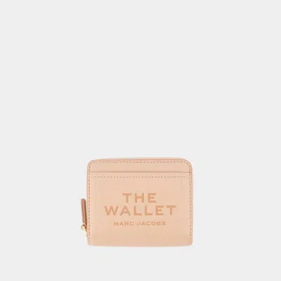 Marc Jacobs Sleek Leather Wallet Design In Pink