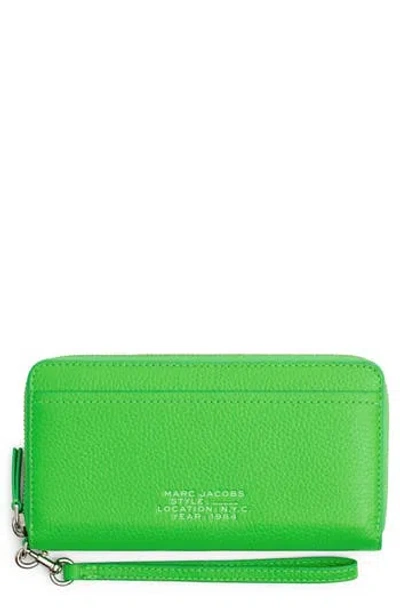 Marc Jacobs The Continental Leather Wristlet In Apple