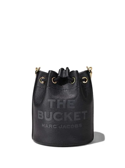 MARC JACOBS THE LEATHER BUCKET BLACK HANDBAG WITH DRAWSTRING AND FRONT LOGO IN HAMMERED LEATHER WOMAN