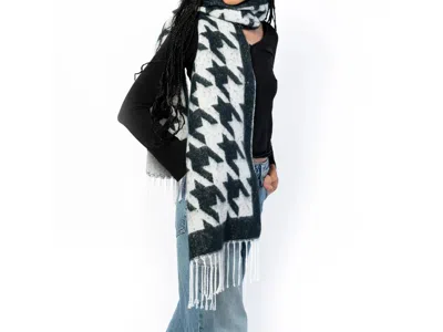 Marcus Adler Houndstooth Scarf In Black/white