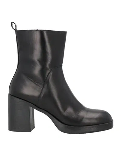 Marika Milano Woman Ankle Boots Black Size 7 Leather