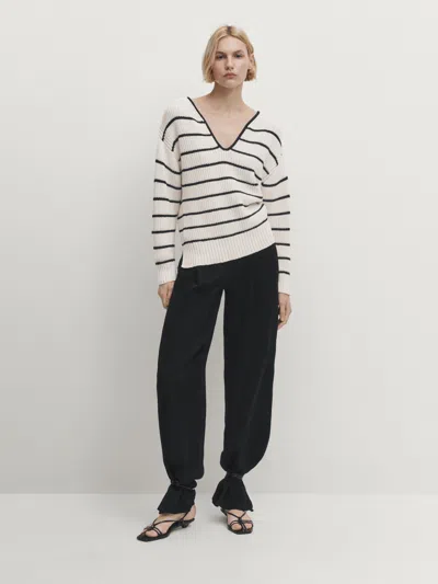 Massimo Dutti Gestreifter Pullover Im Perlstrick Mit V-ausschnitt In Gebrochen Weiss