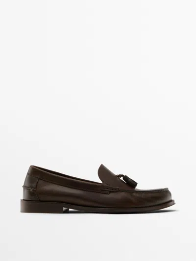 Massimo Dutti Mocasín De Piel Engrasada Con Borlas In Brown