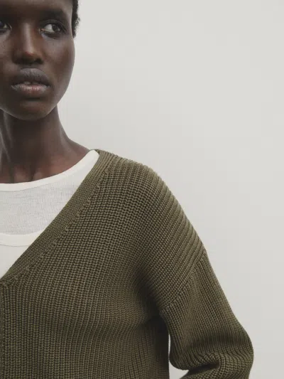 Massimo Dutti Strickpullover Aus Perlstoff Mit V-ausschnitt Und Detail Vorne In Khaki