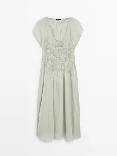 Massimo Dutti Vestido Largo Fluido Con Detalles Bordados In Neutral