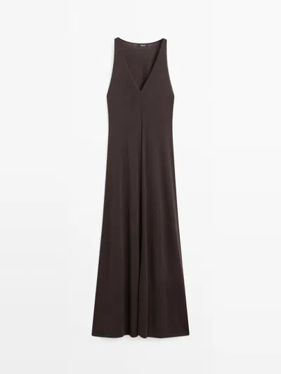 Massimo Dutti Vestido Midi Fluido Cuello Pico In Brown
