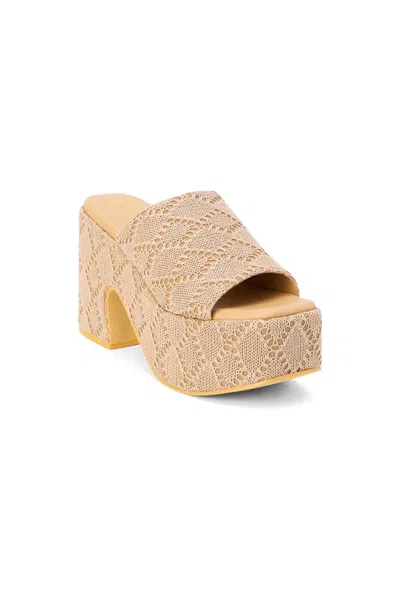 Matisse Como Sandal In Camel In Brown