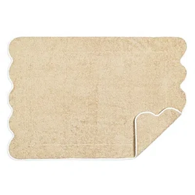 Matouk Cairo Scallop Tub Mat In Sand/white