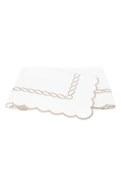Matouk Classic Chain Scallop 600 Thread Count Flat Sheet In Dune