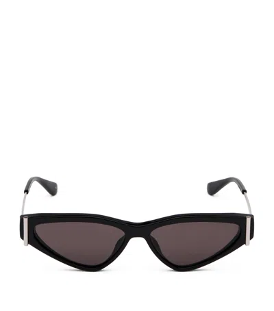 Alexander Mcqueen Side T-bar Sunglasses In Black