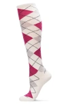 Memoi Argyle Knee High Socks In Fuchsia/white