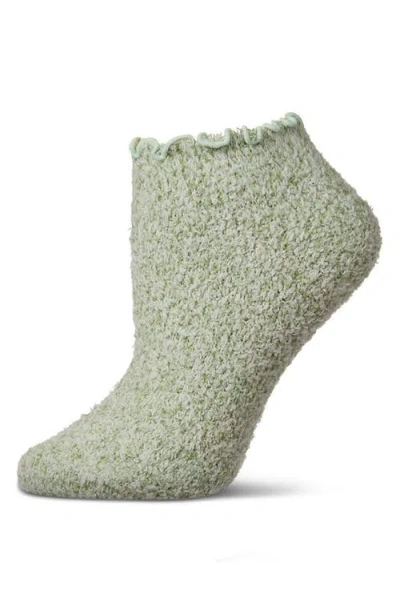 Memoi Buttersoft Plus Scalloped Edge Ankle Socks In Green