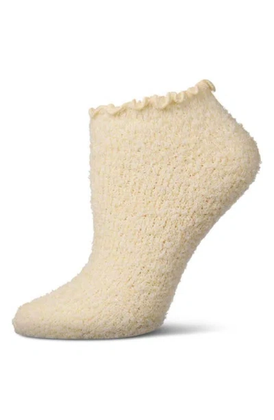 Memoi Buttersoft Plus Scalloped Edge Ankle Socks In Neutral