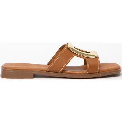 Menina Step Brisa Flat Sandal In Brown