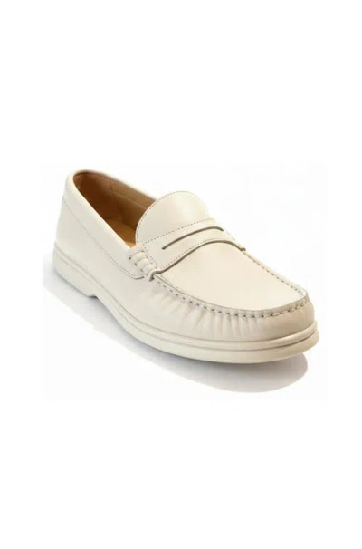 Menina Step Nora Loafer In White