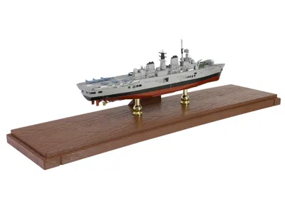 Metal Proud British Hms Invincible (r05) Aircraft Carrier Full-hull Edition "falklands War" (1982) British Royal In Brown