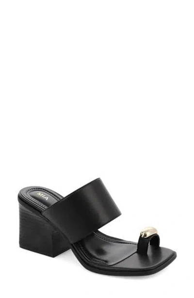 Mia Fawn Toe Loop Sandal In Black