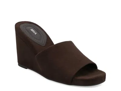 Mia Jessica Wedge Sandal In Brown