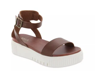 Mia Lunna Wedge Sandal In Brown