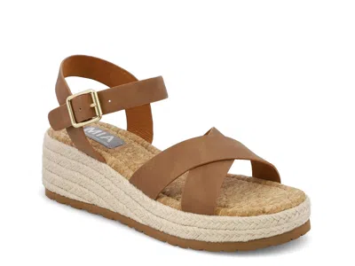 Mia Nikky Wedge Sandal In Brown