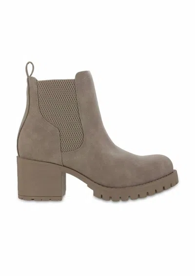 Mia Shoes Women's Jonna Round Toe Chelsea Casual Boots In Tan In Multi
