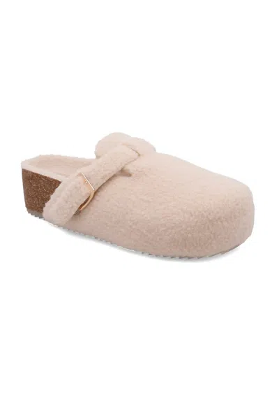 Mia Qwest In Neutral