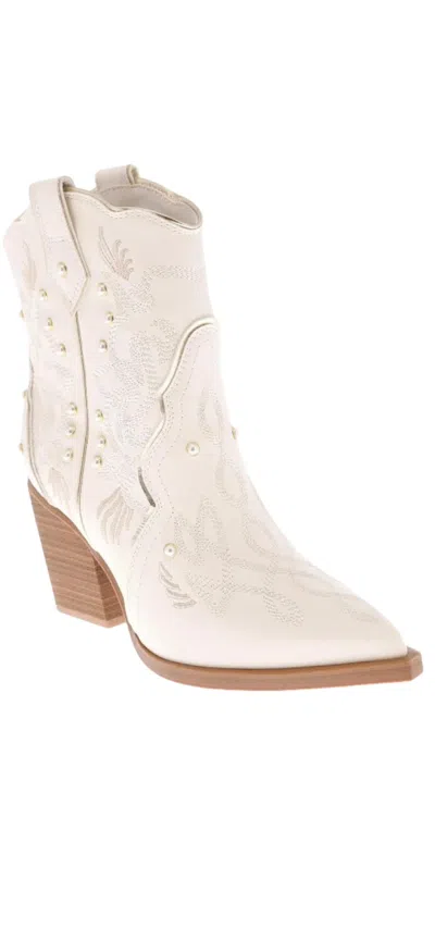 Mia Women's Wendi Boots In White/gold