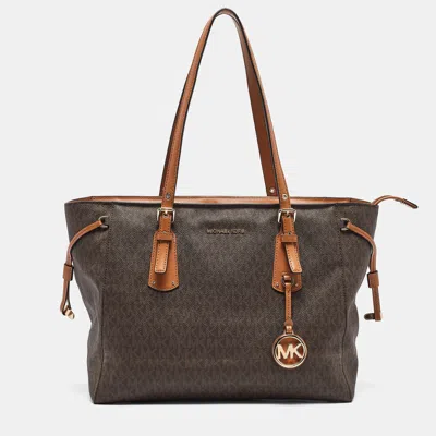 Pre-owned Michael Kors Brown Signature Coated Canvas And Leather Voyager Shopper Tote