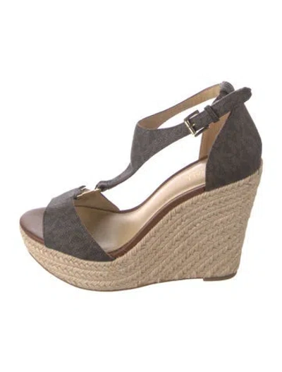 Pre-owned Michael Kors Canvas Graphic Print Pumps In Black