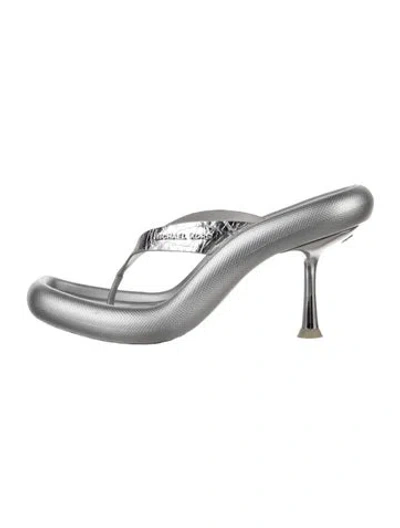 Pre-owned Michael Kors Leather Flip Flops In Metallic/silver