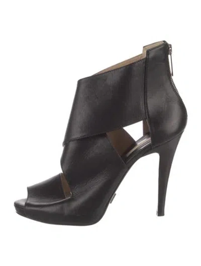 Pre-owned Michael Kors Leather T-strap Pumps In Black