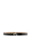 Michael Kors Logo Charm Belt In Schwarz