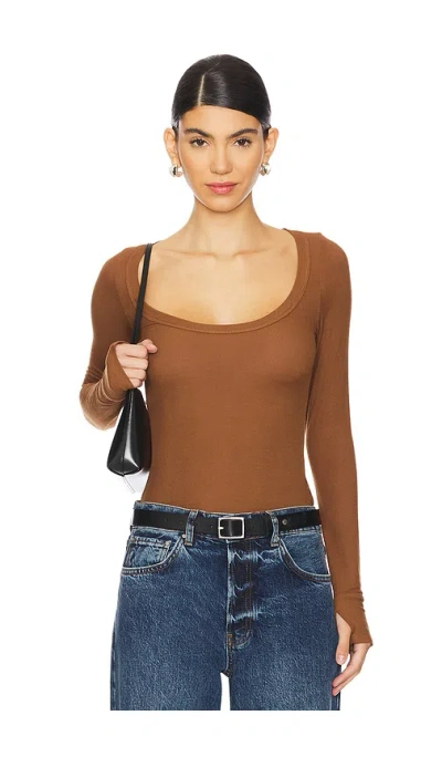 Michael Lauren Leonard Long Sleeve Scoop Neck W/ Thumbhole Top In 카멜