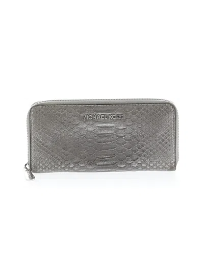 Pre-owned Michael Michael Kors Clutch In Silver