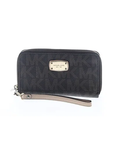 Pre-owned Michael Michael Kors Wristlet In Brown