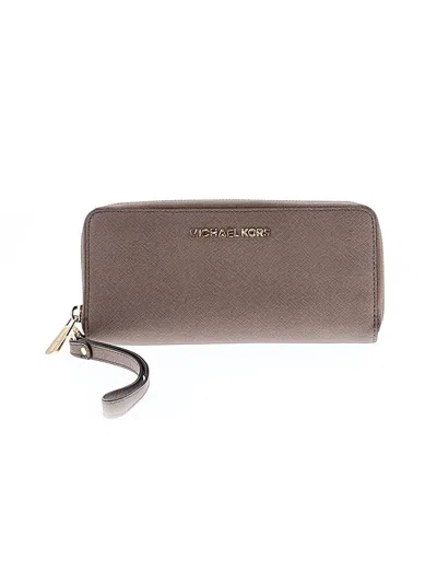 Pre-owned Michael Michael Kors Wristlet In Tan
