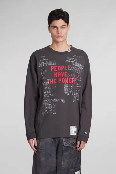 Miharayasuhiro Distressed-t-shirt Mit Text-print In Grau