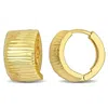Mimi & Max 8mm Ribbed Design Huggie Earrings In 14k Yellow Gold In Gold