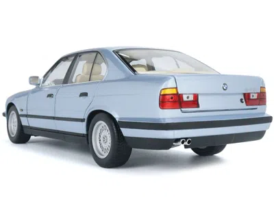Minichamps 1988 Bmw 535i (e34) Light Blue Metallic 1/18 Diecast Model Car By