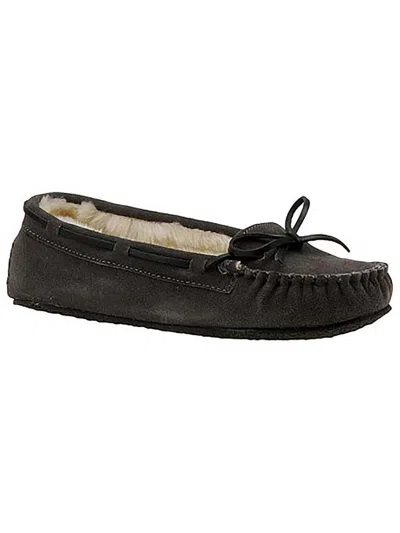 Minnetonka Cally Womens Suede Moccasin Slippers In Grey