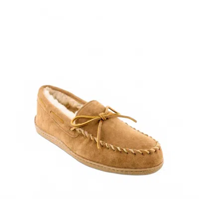 MINNETONKA MEN'S SHEEPSKIN HARDSOLE MOCCASIN SHOES - WIDE IN TAN