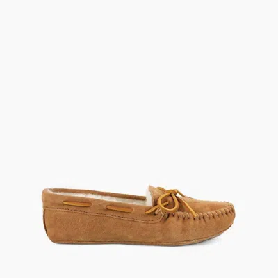 Minnetonka Men's Sheepskin Softsole Moccasin In Tan