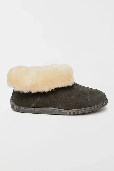 MINNETONKA SUEDE SHEEPSKIN ANKLE BOOT SLIPPERS IN CHARCOAL, MEN'S AT URBAN OUTFITTERS